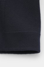 Nahaufnahme des Arma Woll-Overshirt 'Jur' navy aus reiner, weicher Wolle, Detailansicht der Stoffstruktur und Saumnaht.