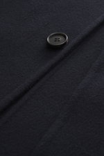 Arma Woll-Overshirt 'Jur' navy aus reiner, weicher Wolle, Detailaufnahme Knopf, seitliche Perspektive, Slim Fit, Umlegekragen, Unconstructed Design.