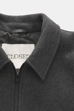 Nahaufnahme des Closed Blouson dunkelgrau meliert von vorne, Mix aus Wolle und Microfaser, leichte Wattierung, Regular Fit, Zwei-Wege-Reißverschluss, Umlegekragen, schräge Taschen mit Druckknopf, elastische Bündchen, gesteppter Futterstoff, eine Innentasc