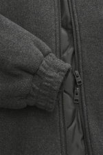Nahaufnahme des Closed Blouson dunkelgrau meliert von vorne, zeigt Mix aus Wolle und Microfaser, leichte Wattierung, Regular Fit, Zwei-Wege-Reißverschluss, Umlegekragen, schräge Leistentaschen mit Druckknopf, elastische Bündchen, gesteppter Futterstoff, e