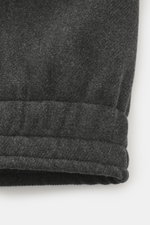 Nahaufnahme des unteren Bereichs des Closed Blouson dunkelgrau meliert, seitliche Perspektive, Mix aus Wolle und Microfaser, leichte Wattierung, Regular Fit, elastisches Saum- und Ärmelbündchen, gesteppter Futterstoff.