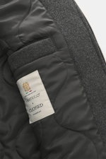 Nahaufnahme des Innenteils des Closed Blouson dunkelgrau meliert, fotografiert aus seitlicher Perspektive, zeigt Mix aus Wolle und hochwertiger Microfaser, leichte Wattierung, Regular Fit, gesteppter Futterstoff, eine Innentasche mit Klettverschluss, elas