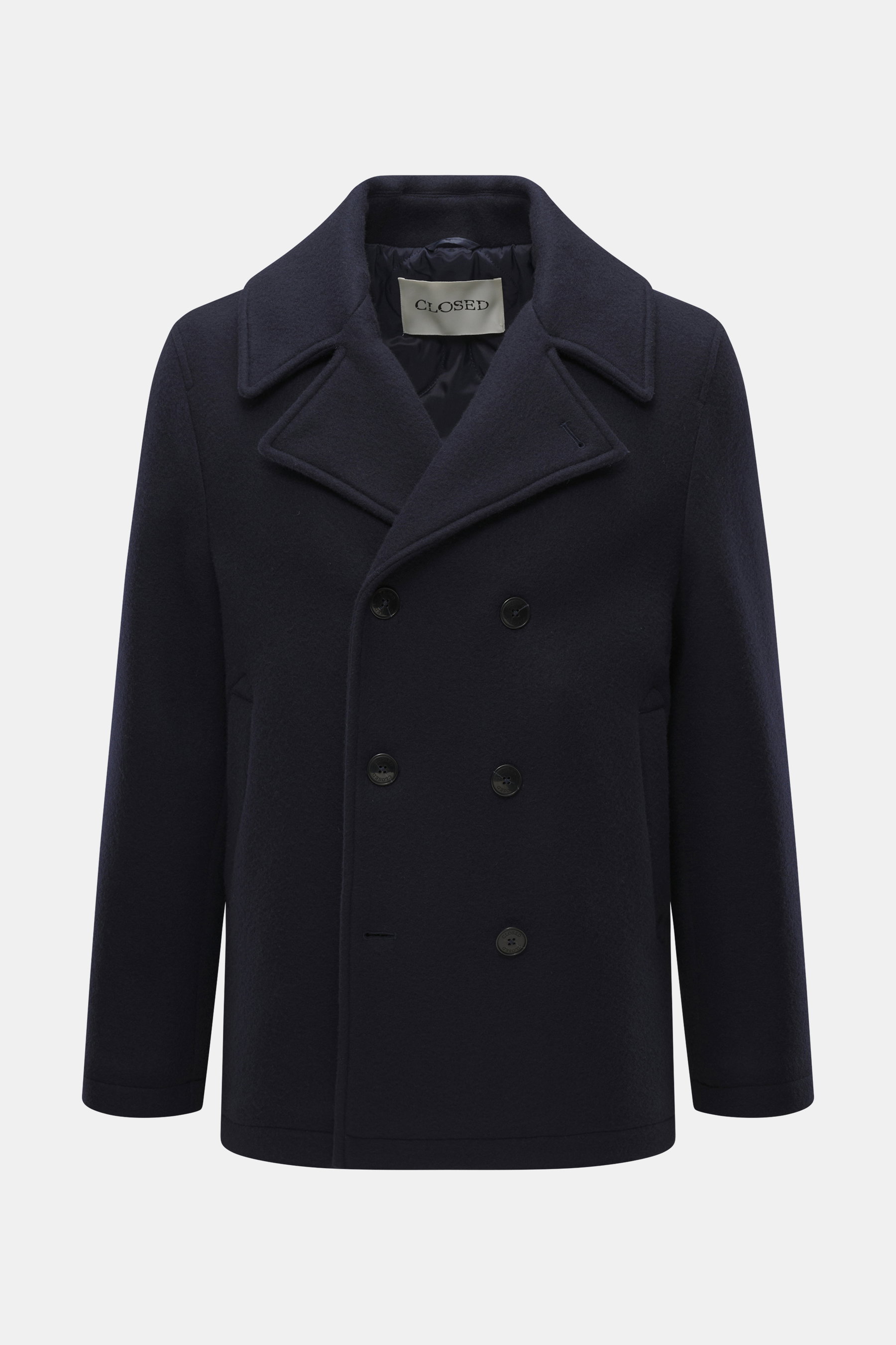 Frontale Nahaufnahme der Closed Cabanjacke navy, Slim Fit, aus Woll-Microfaser-Mix mit weichem Griff, zweireihiger Vier-Knopf-Leiste, variablem Kragen, schrägen Hüfttaschen, gestepptem Innenfutter und einer Innentasche.