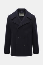 Frontale Nahaufnahme der Closed Cabanjacke navy, Slim Fit, aus Woll-Microfaser-Mix mit weichem Griff, zweireihiger Vier-Knopf-Leiste, variablem Kragen, schrägen Hüfttaschen, gestepptem Innenfutter und einer Innentasche.