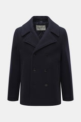 Frontale Nahaufnahme der Closed Cabanjacke navy, Slim Fit, aus Woll-Microfaser-Mix mit weichem Griff, zweireihiger Vier-Knopf-Leiste, variablem Kragen, schrägen Hüfttaschen, gestepptem Innenfutter und einer Innentasche.