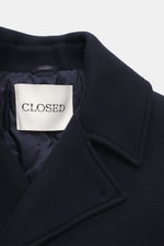 Nahaufnahme der variablen Kragenpartie der Closed Cabanjacke navy aus Wolle und Microfaser, Slim Fit mit gestepptem Innenfutter.