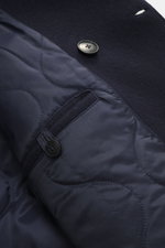 Nahaufnahme der Innenansicht der Closed Cabanjacke navy, Mix aus Wolle und Microfaser, weicher Griff, Slim Fit, zweireihige Vier-Knopf-Leiste, variabler Kragen, schräge Hüfttaschen, gestepptes Innenfutter, eine Innentasche, fotografiert aus schräger Persp