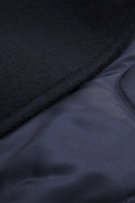 Nahaufnahme der Stoffstruktur der Closed Cabanjacke navy, Detailansicht von Innen- und Außenmaterial, Mix aus Wolle und Microfaser, weicher Griff, Slim Fit, zweireihige Vier-Knopf-Leiste, variabler Kragen, schräge Hüfttaschen, gestepptes Innenfutter, eine