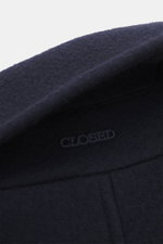 Nahaufnahme der variablen Krageninnenseite der Closed Cabanjacke navy aus Wolle und Microfaser mit weichem Griff, Slim Fit, zweireihiger Vier-Knopf-Leiste, schrägen Hüfttaschen, gestepptem Innenfutter und einer Innentasche, fotografiert aus seitlich-oben.