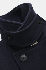 Nahaufnahme der variablen Kragenpartie der Closed Cabanjacke navy, Slim Fit, aus Wolle und Microfaser mit weichem Griff, zweireihiger Vier-Knopf-Leiste, schrägen Hüfttaschen, gestepptem Innenfutter und einer Innentasche, fotografiert von schräg oben.