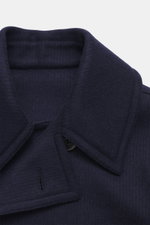 Close-up front view of the Doppiaa Cabanjacke 'Aalbina' graublau showing its wide collar made of high-quality microfiber with a smooth feel and distinctive twill texture.

<p>Die Cabanjacke 'Aalbina' – der maritime Zweireiher – ist ein absoluter Übergan