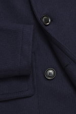 Close-up front view of Doppiaa Cabanjacke 'Aalbina' graublau showing grey-blue microfiber fabric, buttons, and pocket details.

<p>Die Cabanjacke 'Aalbina' – der maritime Zweireiher – ist ein absoluter Übergangs-Klassiker aus dem Hause DOPPIAA, gefertig