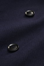 Close-up front view of Doppiaa Cabanjacke 'Aalbina' graublau showing black buttons on smooth, high-quality microfiber fabric with a slim fit.

<p>Die Cabanjacke 'Aalbina' – der maritime Zweireiher – ist ein absoluter Übergangs-Klassiker aus dem Hause DO