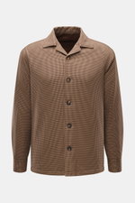 Doppiaa Jacke 'Aabba' hellbraun/bordeaux/navy kariert, Slim Fit, glatter Griff, hochwertige Microfaser, Fünf-Knopf-Leiste, Umlegekragen, Taschen in Seitennaht, Ärmelabschlüsse mit Knopf, gesteppter Futterstoff, zwei Innentaschen, Frontansicht.