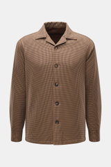 Doppiaa Jacke 'Aabba' hellbraun/bordeaux/navy kariert, Slim Fit, glatter Griff, hochwertige Microfaser, Fünf-Knopf-Leiste, Umlegekragen, Taschen in Seitennaht, Ärmelabschlüsse mit Knopf, gesteppter Futterstoff, zwei Innentaschen, Frontansicht.