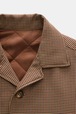 Doppiaa Jacke 'Aabba' hellbraun/bordeaux/navy kariert, Detailaufnahme von oben, hochwertig aus Microfaser, glatter Griff, Slim Fit, gesteppter Futterstoff.