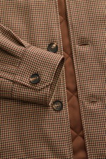 Doppiaa Jacke 'Aabba' hellbraun/bordeaux/navy kariert, Nahaufnahme von Ärmeln und Knopfleiste, hochwertig, Slim Fit, glatter Griff, Umlegekragen, Taschen, gestepptes Futter.