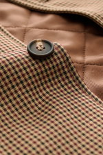Nahaufnahme aus schräger Perspektive der Doppiaa Jacke 'Aabba' hellbraun/bordeaux/navy kariert mit hochwertiger Microfaser, glattem Griff, Slim Fit, Fünf-Knopf-Leiste, Umlegekragen, Taschen in der Seitennaht, Ärmelabschlüssen mit Knopf, gesteppter Futters