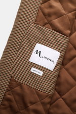 Nahaufnahme der Doppiaa Jacke 'Aabba' hellbraun/bordeaux/navy kariert, Innenansicht mit gesteppter Futterstofftasche, hochwertige Microfaser, glatter Griff, Slim Fit, Fünf-Knopf-Leiste, Umlegekragen, Taschen in der Seitennaht, Ärmelabschlüsse mit Knopf, z