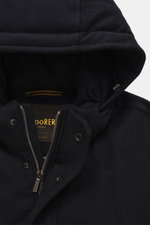 Nahaufnahme des Kapuzenbereichs des Moorer Cashmere Kurzmantels 'Vermont' navy, Slim Fit, reiner Cashmere, softe Haptik, leichte Daunenfüllung, zwei-Wege-Reißverschluss, Windblende mit Druckknöpfen, abnehmbare Kapuze, schräge Hüfttaschen mit Zipper, Ärmel