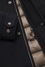 Nahaufnahme des Moorer Cashmere Kurzmantels 'Vermont' navy von schräg oben, reiner Cashmere, softe Haptik, leichte Daunenfüllung, Slim Fit, Zwei-Wege-Reißverschluss, Windblende mit Druckknöpfen, abnehmbare Kapuze, schräge Hüfttaschen mit Zipper, Ärmelabsc