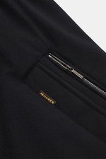 Nahaufnahme des navy Moorer Cashmere Kurzmantels 'Vermont' mit Zipper, gestepptem Innenfutter, zwei schrägen Hüfttaschen und MOOER-Label, reiner Cashmere.