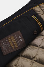 Nahaufnahme des Innenfutters vom Moorer Cashmere Kurzmantel "Vermont" navy, reiner Cashmere, Slim Fit, Daunenfüllung, vier Innentaschen.