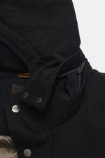 Nahaufnahme des Moorer Cashmere Kurzmantels 'Vermont' navy von schräg oben, reiner Cashmere, soft, leichte Daunenfüllung, Slim Fit, Zwei-Wege-Reißverschluss, Windblende mit Druckknöpfen, abnehmbare Kapuze, schräge Hüfttaschen mit Zipper, schräge Eingrifft