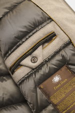 Close-up view of the interior details of the Moorer Daunenjacke 'Albini' navy, showing padded lining, button, and label. Mit kurzem Schnitt präsentiert sich die luxuriöse, wasserabweisende Jacke 'Albini' mit abnehmbarer Kapuze von MOORER, die mit leichter