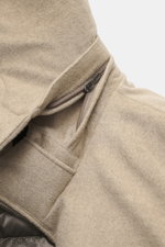 Close-up front angle of beige fabric and zipper detail of Moorer Daunenjacke 'Albini' navy, a slim fit, water-repellent jacket with soft viscose-microfiber blend and warm down filling. <p>Mit kurzem Schnitt präsentiert sich die luxuriöse, wasserabweisende