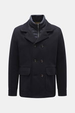 Moorer Cashmere Cabanjacke 'Bas' dunkelbraun, frontale Nahaufnahme, Slim Fit mit wärmender Daunenfüllung, zwei-reihig, variabler Kragen, aufgesetzte Taschen, robuster Reißverschluss.