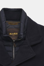 Nahaufnahme, schräge Draufsicht auf den variablen Kragen und Reißverschluss der Moorer Cashmere Cabanjacke 'Bas' dunkelbraun mit wärmender Daunenfüllung.