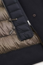 Nahaufnahme der Innenansicht der Moorer Cashmere Cabanjacke 'Bas' dunkelbraun, zeigt wärmende Daunenfüllung, robusten Zwei-Wege-Reißverschluss, gesteppte Innenfutter, Knopfverschluss und hochwertigen Cashmere-Stoff.