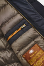 Nahaufnahme der Innenseite der Moorer Cashmere Cabanjacke 'Bas' dunkelbraun, zeigt wärmende Daunenfüllung, Zipper-Innentasche und gesteppte Details.