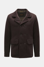 Moorer Cashmere Cabanjacke 'Bas' dunkelbraun, frontale Nahaufnahme, Slim Fit, wärmende Daunenfüllung, variabler Kragen, zwei Hüfttaschen mit Patte.