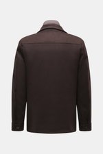 Rückansicht der Moorer Cashmere Cabanjacke 'Bas' dunkelbraun, Slim Fit mit wärmender Daunenfüllung, variabler Kragen und Ärmeln mit Knopf.