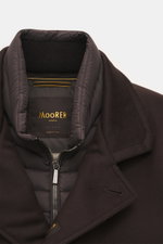 Nahaufnahme der Moorer Cashmere Cabanjacke 'Bas' dunkelbraun von oben, zeigt variablen Kragen mit wärmender Daunenfüllung, Slim Fit, robuster Reißverschluss.