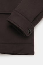 Nahaufnahme der Ärmelmanschette der Moorer Cashmere Cabanjacke 'Bas' dunkelbraun, Slim Fit, mit Knopfverschluss und weichem Cashmere-Material.