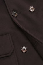 Nahaufnahme der Moorer Cashmere Cabanjacke 'Bas' dunkelbraun mit zwei Reihen brauner Knöpfe, aufgesetzter Tasche, aus reinem Cashmere, Slim Fit, wärmender Daunenfüllung, robuster Zwei-Wege-Reißverschluss, variabler Kragen und gestepptem Futter, fotografie