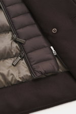 Nahaufnahme der dunkelbraunen Moorer Cashmere Cabanjacke 'Bas' mit wärmender Daunenfüllung, zwei Reißverschlüssen, Knopf und gestepptem Futter.