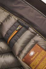 Nahaufnahme der Innenansicht der Moorer Cashmere Cabanjacke 'Bas' dunkelbraun mit gestepptem Futter, Reißverschluss und Daunenfüllung, Detail von oben.