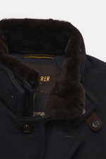 Close-up front view of the Moorer Daunenparka 'Vannes' dark navy, showing collar with removable lambswool, smooth microfiber outer fabric, water-repellent, warm down filling, slim fit, wind flap with hidden four-button placket, hood with drawstring, slant