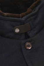 Close-up front view of the Moorer Daunenparka 'Vannes' dark navy, showing collar with removable brown lamb fur trim and buttons. Features: Oberstoff aus hochwertiger Microfaser, glatter Griff, wasserabweisend, wärmende Daunenfüllung, herausnehmbare Double