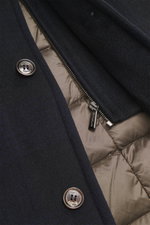 Close-up photo from a top-down perspective of the Moorer Daunenparka 'Vannes' dark navy showing the outer fabric, button, zipper, and inner quilted lining with features like water-resistant microfiber, warm down filling, removable double-front, and lambsk