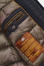 Close-up interior view of the Moorer Daunenparka 'Vannes' dark navy showing smooth lining, branded button, and Finest Down label; features include Oberstoff aus hochwertiger Microfaser, glatter Griff, wasserabweisend, wärmende Daunenfüllung, herausnehmbar
