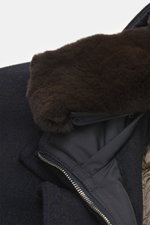 Close-up front view of the Moorer Daunenparka "Vannes" dark navy, showing the removable brown lambswool collar, smooth microfiber outer fabric, water-repellent, warm down filling, removable double-front, slim fit, wind flap with hidden four-button placket