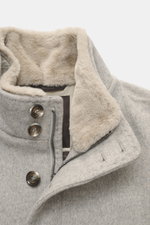 Gimo's Blouson grau meliert, Detailaufnahme von oben, edler Schurwollmix mit Steppfutter, Lammfellbesatz am Stehkragen, Knöpfe, Reißverschluss sichtbar.