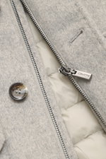 Nahaufnahme von Gimo's Blouson grau meliert mit Metallreißverschluss und Knopf, Schurwollmix, Steppfutter, Slim Fit, abnehmbarem Lammfellbesatz.