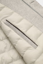 Gimo's Blouson grau meliert, Detailansicht von innen mit Steppfutter, Innentasche, Schurwollmix und Lammfellbesatz, luxuriöser Herbst-Lifestyle.