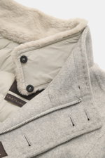 Gimo's Blouson grau meliert, Detailansicht von oben auf den Stehkragen mit abnehmbarem Lammfellbesatz, Schurwollmix, Steppfutter, Knöpfe.